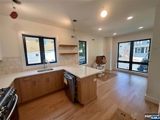 13 New St, Montclair, NJ 07042