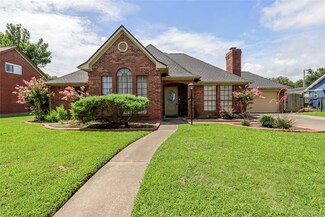 37 N Erik Dr, Angleton, TX 77515