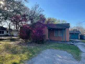 5985 Martin St, Groves, TX 77619
