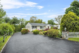 32 Boniello Dr, Mahopac, NY 10541