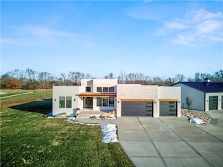 6320 NE 164th St, Smithville, MO 64089