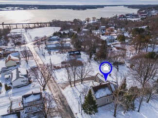 33 Roxbury St, Thomaston, ME 04861