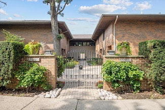 62 E Center Ave Unit 62, Lake Bluff, IL 60044