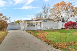 423 Maple Dr, Morris, IL 60450