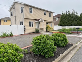 1 E Saltaire Rd, Lindenhurst, NY 11757