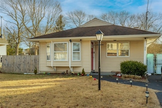 20 Hurstwood Rd, Shirley, NY 11967