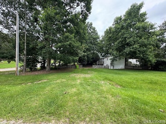 33 E Kerr Dr, Roanoke Rapids, NC 27870