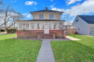 31 Hiawatha Dr, Brightwaters, NY 11718