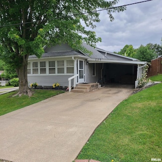 107 Division St, East Galesburg, IL 61430
