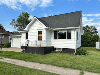 315 3rd St W, McClusky, ND 58463