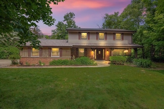 W245S6795 Maple Hill Dr, Waukesha, WI 53189