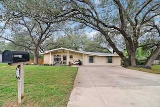 503 Mockingbird Ln, Devine, TX 78016