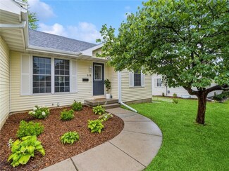 618 S 10th St, Adel, IA 50003