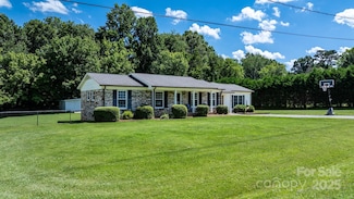 50 Isenhour Park Rd, Taylorsville, NC 28681