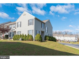 126 Village Dr, Schwenksville, PA 19473