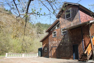 2 E Aldersprings Rd, Waldport, OR 97394