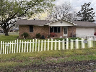 304 W Carter St, Savoy, TX 75479