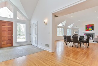 12 Pin Oak Ln, Cos Cob, CT 06807