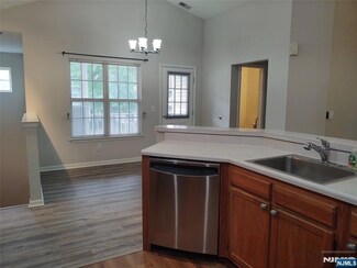 5912 Tudor Dr, Pompton Plains, NJ 07444