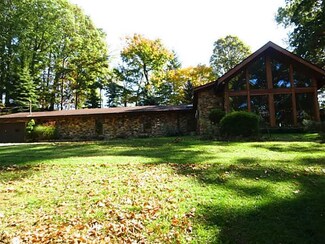 30 Lakeview Dr, Bentleyville, PA 15314