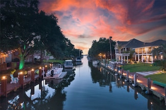 75 Harbor Ln, Kemah, TX 77565