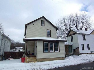 10 Pleasant St, Le Roy, NY 14482