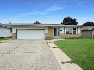 1435 W Goldcrest Ave, Milwaukee, WI 53221