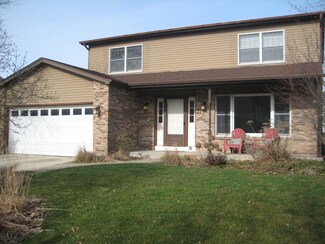 711 Honeysuckle Dr, Naperville, IL 60540