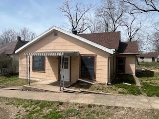 208 Olive St, Crane, MO 65633