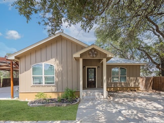 104 Viewpoint Dr, Poteet, TX 78065