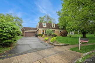 8 Appletree Ln, East Brunswick, NJ 08816