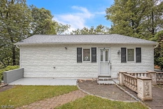 6 Redmans Dr, Oak Ridge, NJ 07438