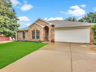 812 Joshua Dr, Burleson, TX 76028