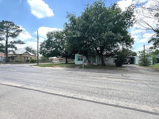 413 4th St, Poteet, TX 78065