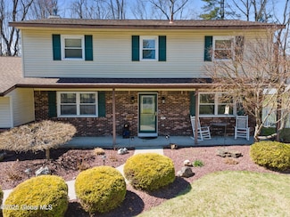 5 Cherry Hill Ct, Clifton Park, NY 12065
