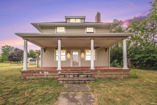9041 E Hatchery Rd, Syracuse, IN 46567