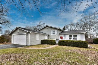 385 Northgate Rd, Lindenhurst, IL 60046