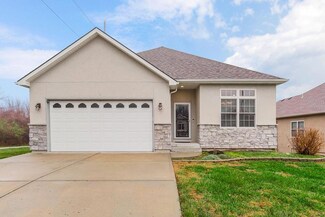 810 Pinehurst Dr, Lansing, KS 66043