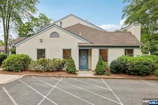 7 Eakens Ct, Mahwah, NJ 07430