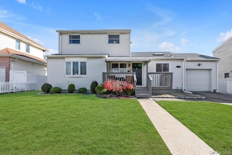 6 Karen Ave, Plainview, NY 11803