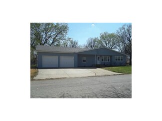 324 E Monroe Ave, Garnett, KS 66032