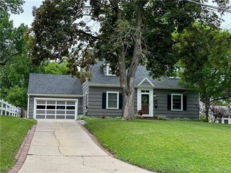 712 W 11th St S, Newton, IA 50208