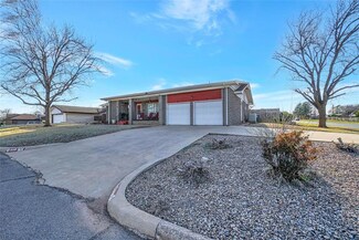 920 Sherwood Rd, Clinton, OK 73601