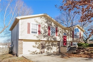 609 SE Steeple Ct, Blue Springs, MO 64014