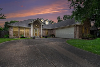 1813 Oak Wood Dr E, Pearland, TX 77581
