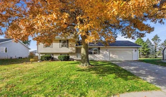 41 Williams Cir, Hills, IA 52235