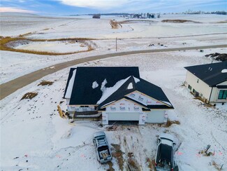 1381 Glen Oaks Dr, Fairfax, IA 52228