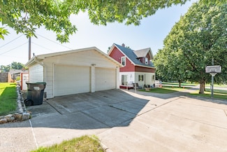 710 1st St NW, Mandan, ND 58554