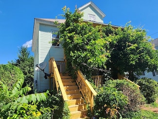 15 Davis St, Easthampton, MA 01027