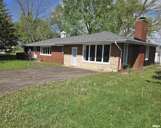 300 N 8th St, Elkville, IL 62932